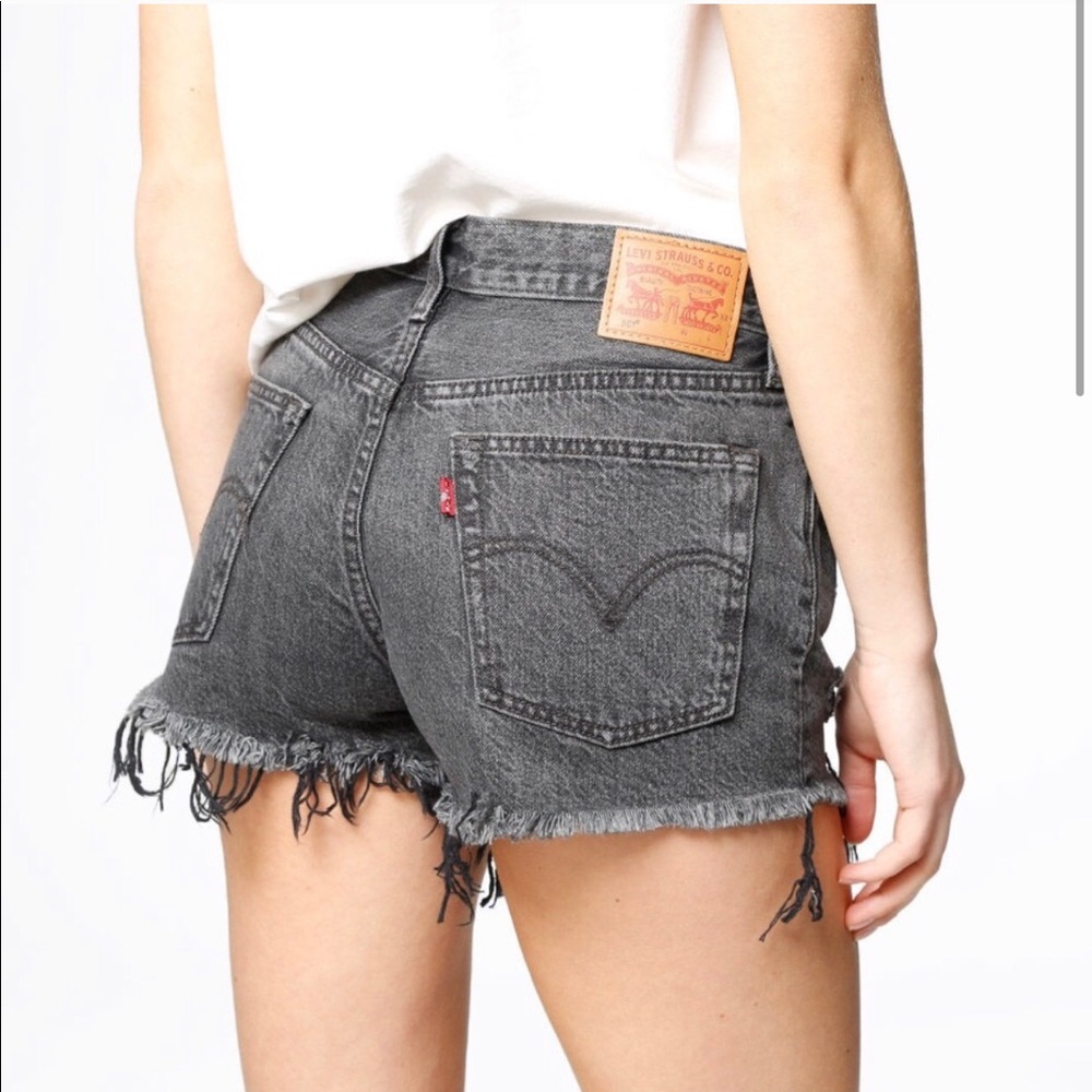 Mid rise Levi’s shorts